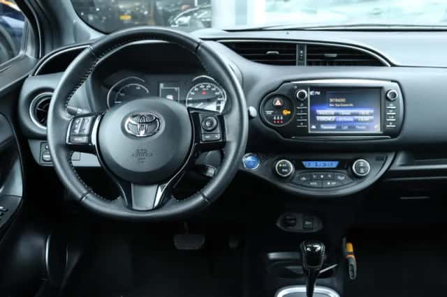 Toyota Yaris (2017) thumbnail 3