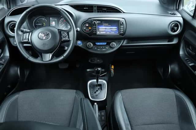 Toyota Yaris (2017) thumbnail 4