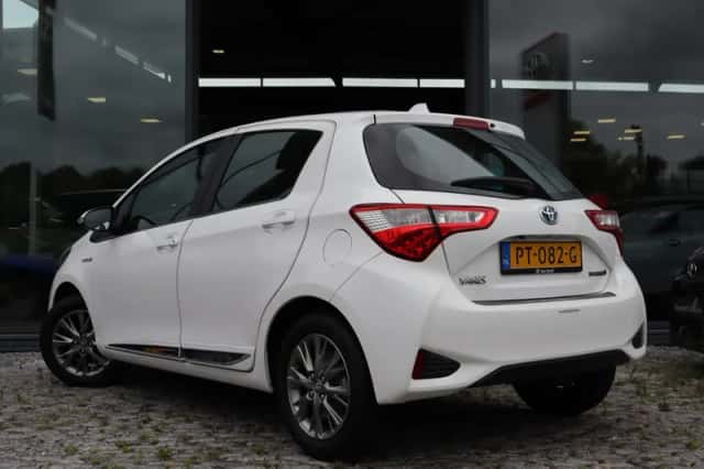 Toyota Yaris (2017) thumbnail 5
