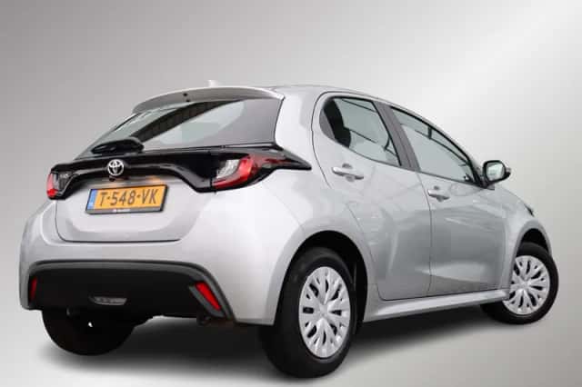 Toyota Yaris (2023) thumbnail 2