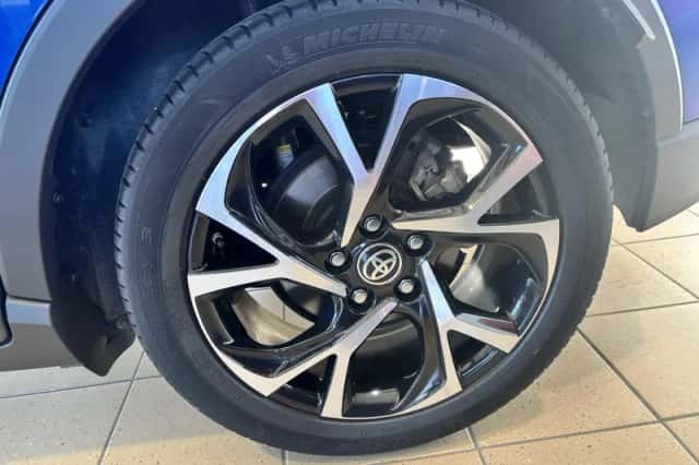 Toyota C-HR (2020) thumbnail 3