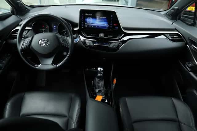 Toyota C-HR (2019) thumbnail 3