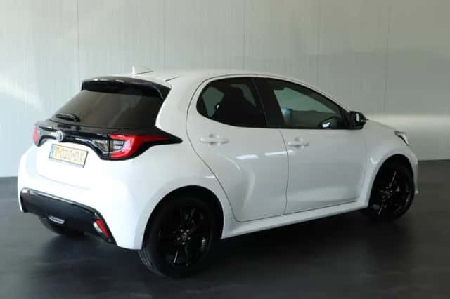 Toyota Yaris (2023) thumbnail 2