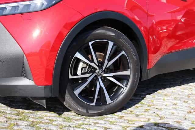Toyota C-HR (2025) thumbnail 3