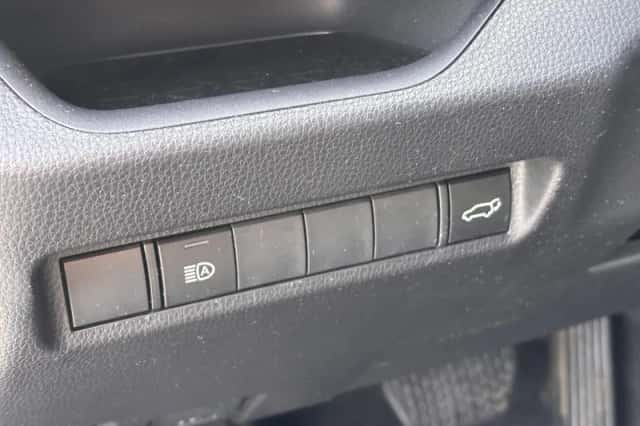 Toyota RAV4 (2022) thumbnail 2