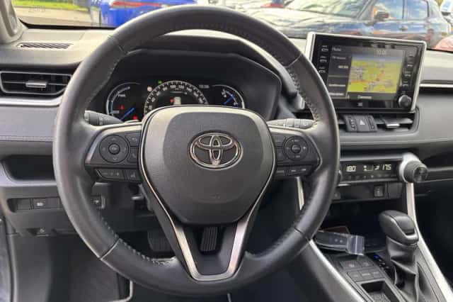 Toyota RAV4 (2022) thumbnail 3