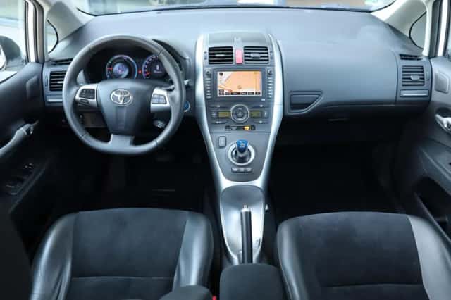 Toyota Auris (2011) thumbnail 3
