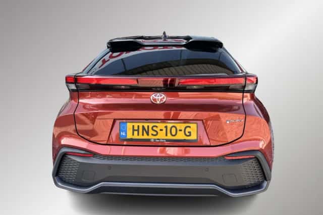 Toyota C-HR (2025) thumbnail 2