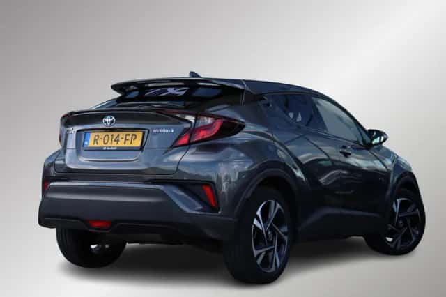 Toyota C-HR (2022) thumbnail 2