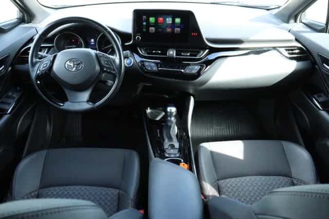 Toyota C-HR (2022) thumbnail 3