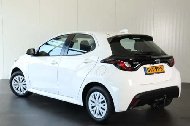 Toyota Yaris (2021) thumbnail 2