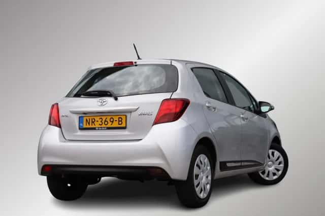 Toyota Yaris (2017) thumbnail 2