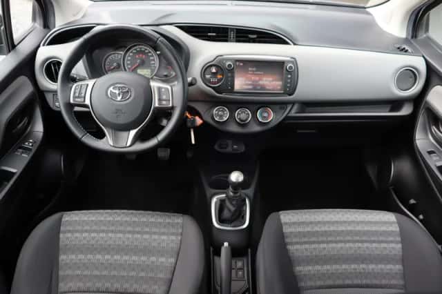 Toyota Yaris (2017) thumbnail 3