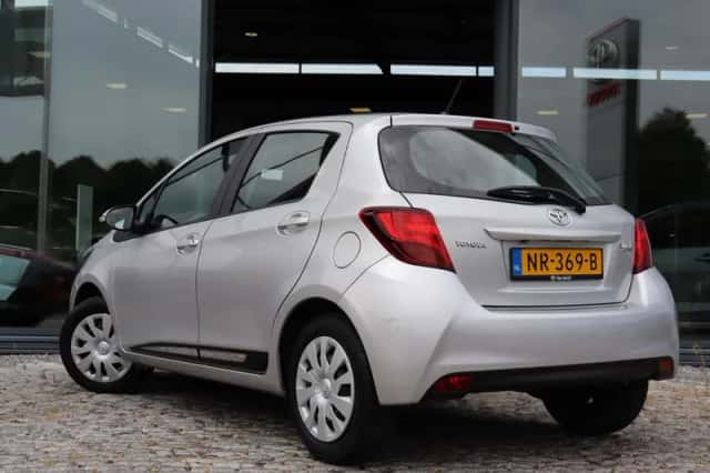 Toyota Yaris (2017) thumbnail 5