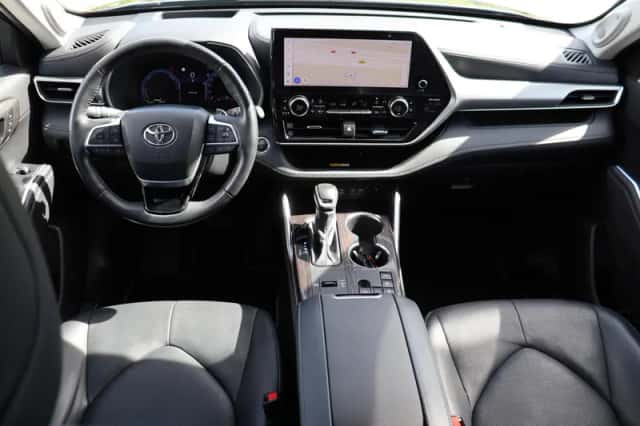 Toyota Highlander (2024) thumbnail 4