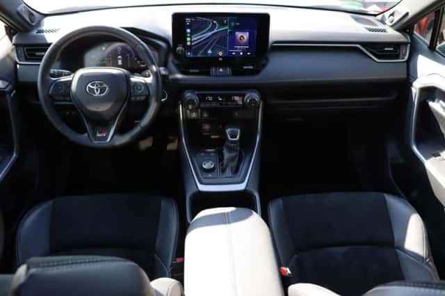 Toyota RAV4 (2024) thumbnail 3