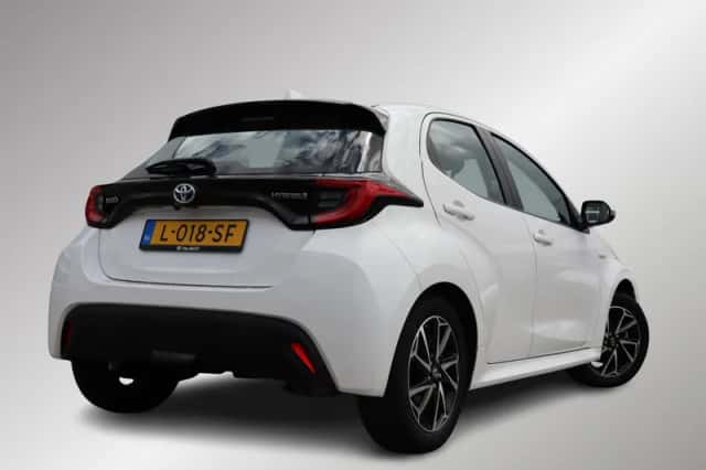 Toyota Yaris (2021) thumbnail 2