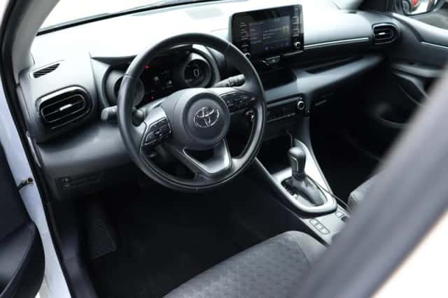 Toyota Yaris (2021) thumbnail 3