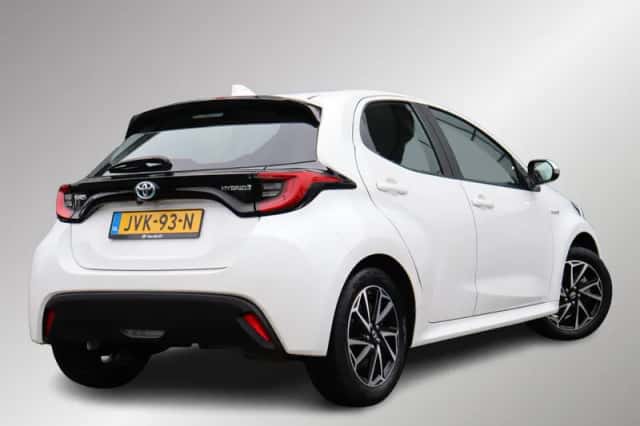Toyota Yaris (2021) thumbnail 2