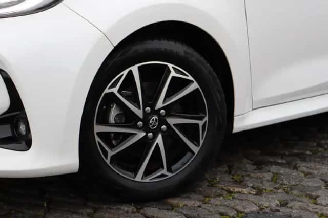 Toyota Yaris (2021) thumbnail 3