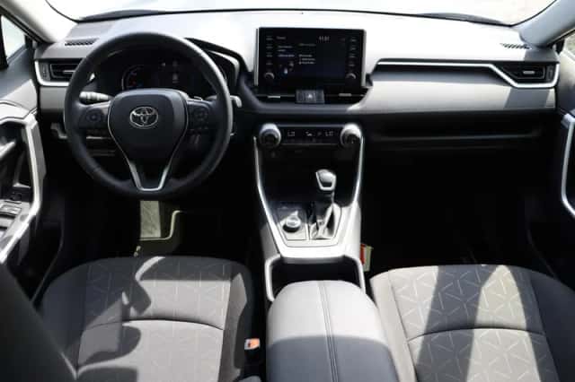 Toyota RAV4 (2022) thumbnail 3