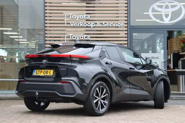 Toyota C-HR (2024) thumbnail 2