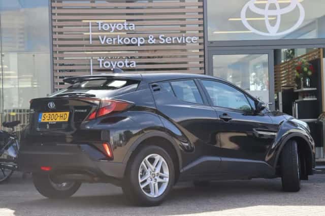 Toyota C-HR (2023) thumbnail 2