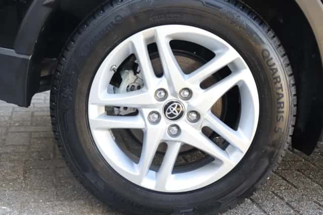 Toyota C-HR (2023) thumbnail 3