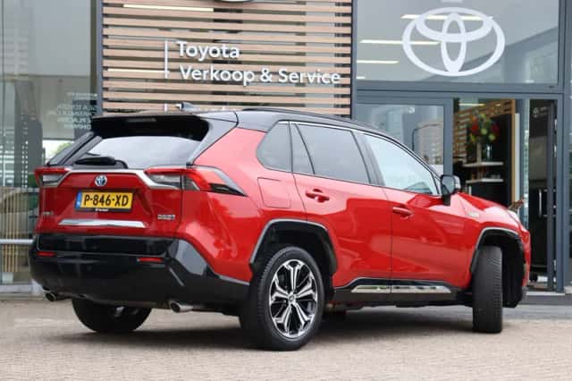 Toyota RAV4 (2022) thumbnail 2