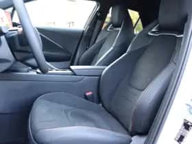 Toyota C-HR (2025) thumbnail 2