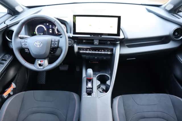 Toyota C-HR (2025) thumbnail 3
