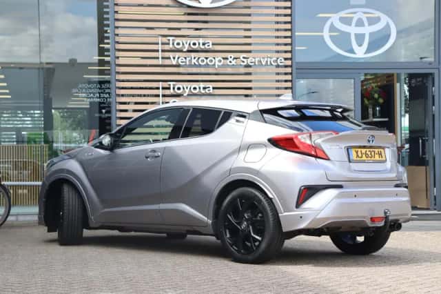 Toyota C-HR (2019) thumbnail 2