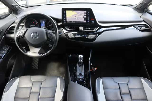 Toyota C-HR (2019) thumbnail 3