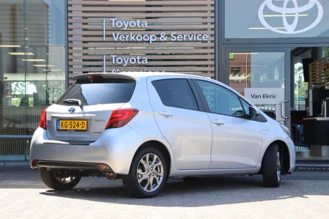 Toyota Yaris (2016) thumbnail 2