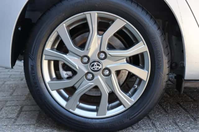 Toyota Yaris (2016) thumbnail 3