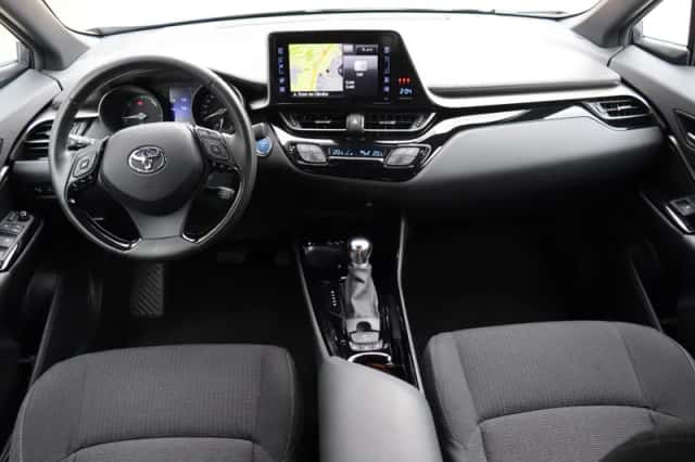 Toyota C-HR (2019) thumbnail 3