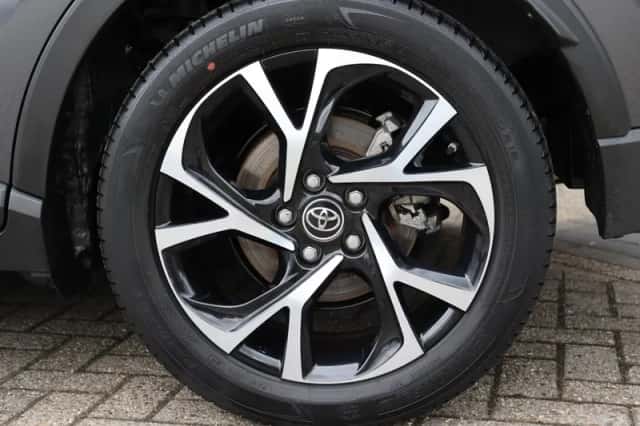 Toyota C-HR (2019) thumbnail 4
