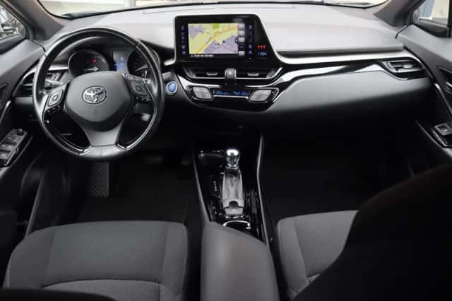 Toyota C-HR (2018) thumbnail 4