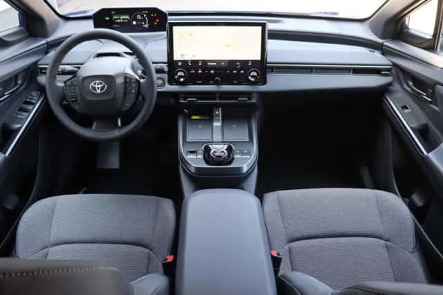 Toyota bZ4X (2026) thumbnail 4