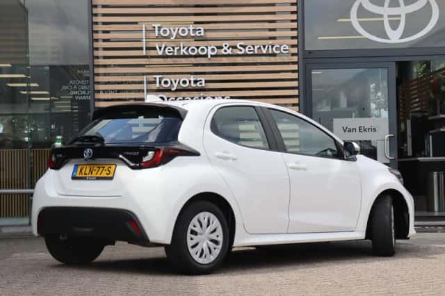 Toyota Yaris (2023) thumbnail 2