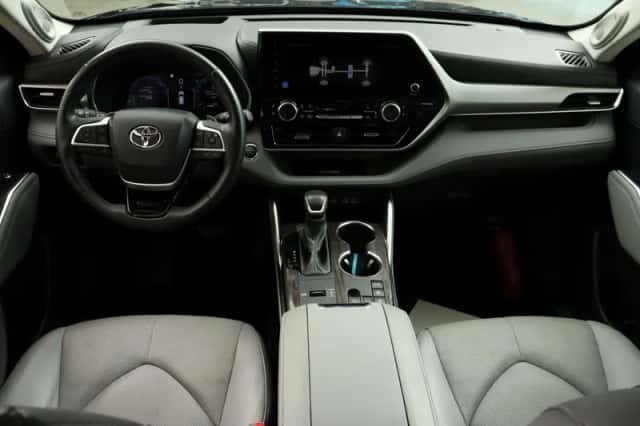 Toyota Highlander (2024) thumbnail 4