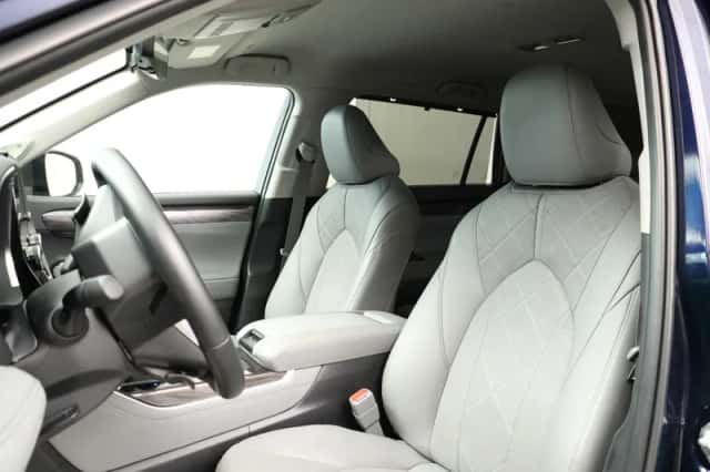 Toyota Highlander (2024) thumbnail 5