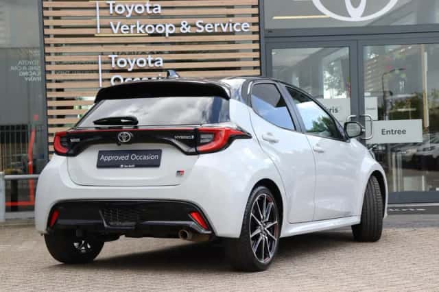Toyota Yaris (2022) thumbnail 2