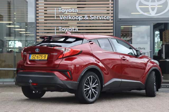 Toyota C-HR (2018) thumbnail 2