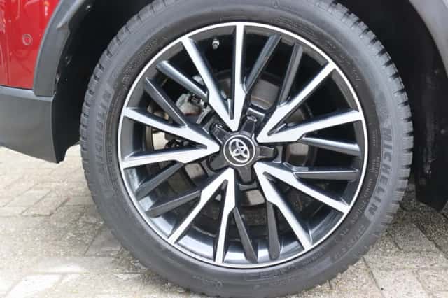 Toyota C-HR (2018) thumbnail 3