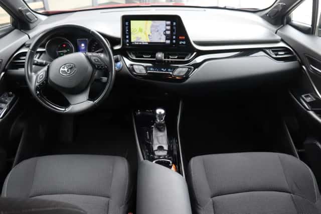 Toyota C-HR (2018) thumbnail 4