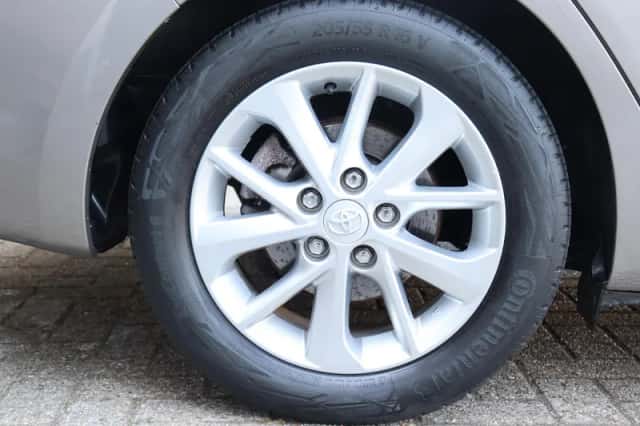Toyota Auris (2014) thumbnail 3