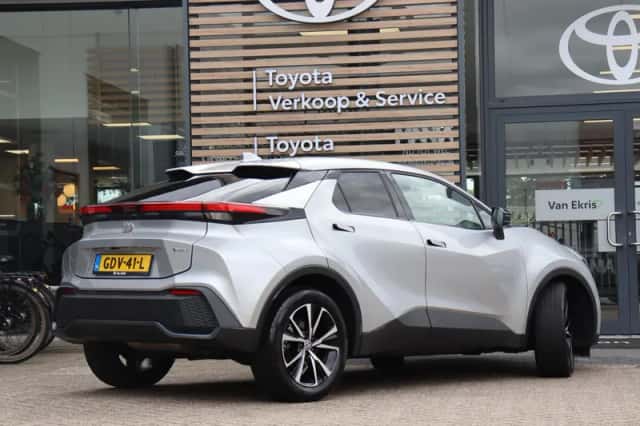 Toyota C-HR (2024) thumbnail 2