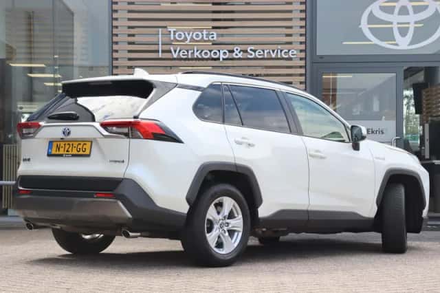 Toyota RAV4 (2021) thumbnail 2
