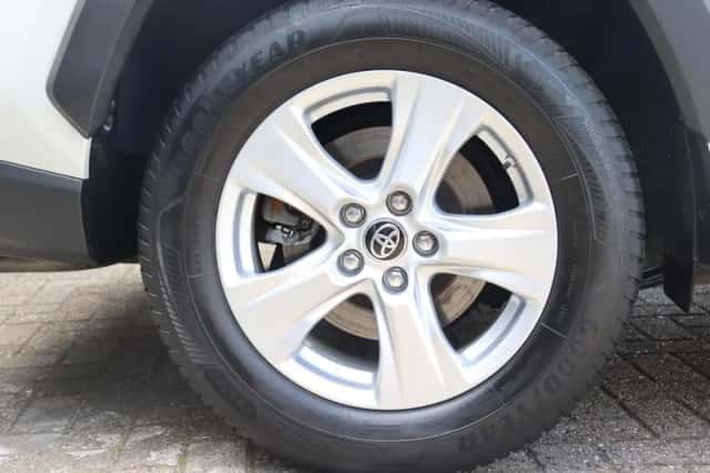 Toyota RAV4 (2021) thumbnail 3